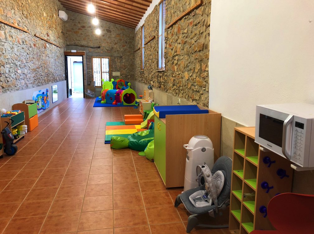 El servei de guarderia a Vilanova d’Alcolea està ja en marxa! 👶👧

El local del carreró s’ha adequat per a rebre a les persones més petites del municipi com es mereixen. 💞

Si estàs interessat/da inscriu al teu xicotet o xicoteta a la mateixa guarderia o a l’Ajuntament.