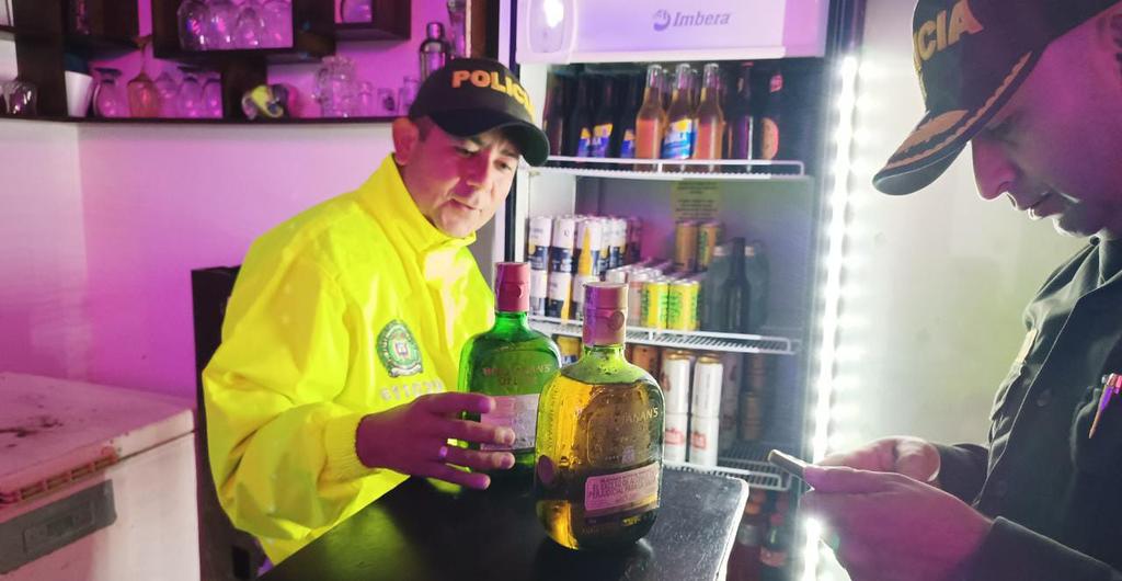 PoliciaVichada's tweet photo. Mediante "Plan Licor Adulterado" en el municipio de #LaPrimavera nuestras unidades de la #SIJIN en compañia del Comandante de Estación; realizaron actividades de registro y control en los establecimientos abiertos al público.

#DiosYPatria
#MiFamiliaEsColombia https://t.co/VmBGpighvx