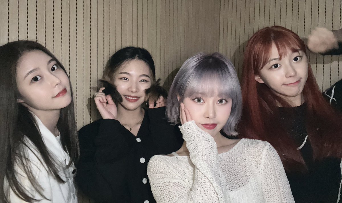 dohyunacc's tweet photo. -Dohyun- what is the first impression of the members?
Eunji- wow she is very thin,wow celebrity, sister!sister!sister!sister!sister!
Hayoung- what is this cute girl?what is this strange girl?
Jina-e - looks very calm and elegant 
(sorry if the translation is not the best‼️ ) https://t.co/1464NEbOng