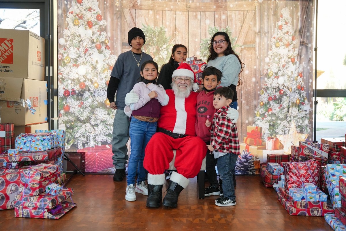 LifeSTEPSusa's tweet photo. LifeSTEPS' Family Self Sufficiency (FSS) program celebrated its 6th annual holiday party for children and families in Santa Clara County. We served over 200 meals to families and provided each family with gifts for the holidays. #LifeSTEPS #SupportingFamilies #AffordableHousing https://t.co/YE5S2d3Q6b