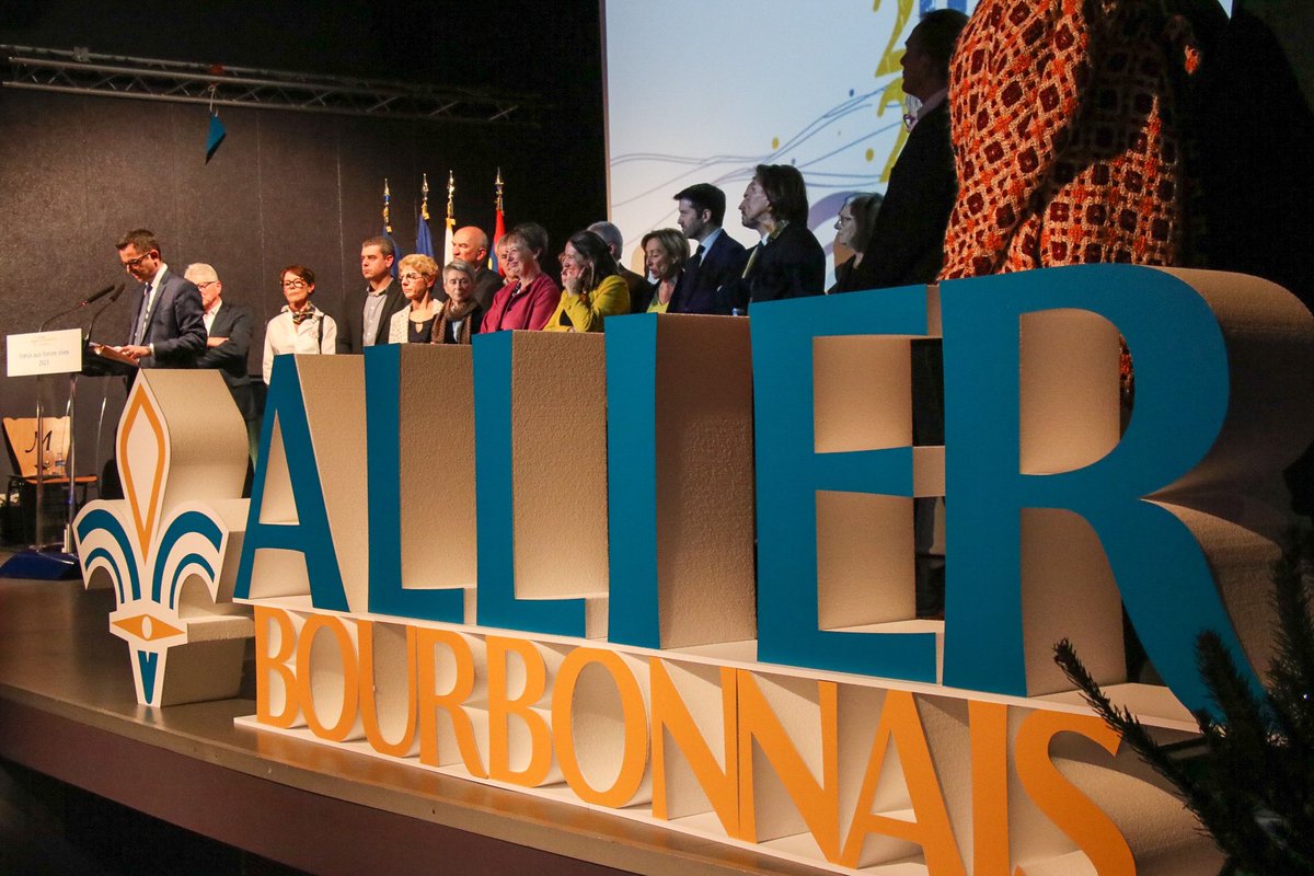 URB_Allier's tweet photo. Ce soir à Montmarault, @claude_riboulet, président du @Allierdpt, entouré des élus #URB, a présenté ses vœux aux forces vives du #Bourbonnais https://t.co/BNvLXAphOW