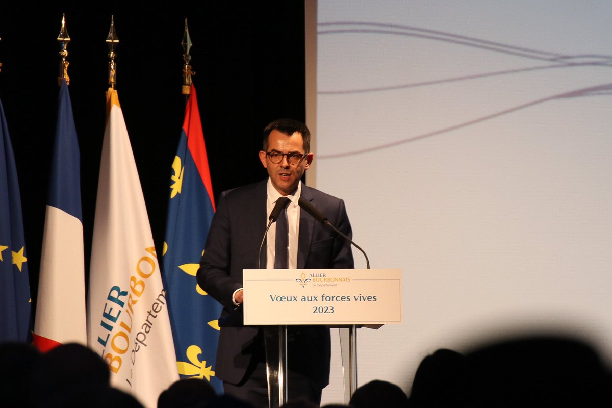 URB_Allier's tweet photo. Ce soir à Montmarault, @claude_riboulet, président du @Allierdpt, entouré des élus #URB, a présenté ses vœux aux forces vives du #Bourbonnais https://t.co/BNvLXAphOW