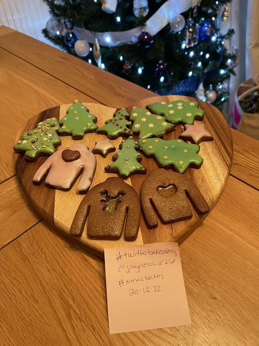 #twitterbakealong <a href="/Rob_C_Allen/">Robert Allen</a> <a href="/thebakingnanna1/">The Baking Nanna</a> some festive gingerbread 🎄😘