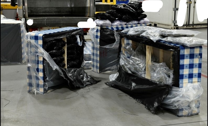 #RT @PoliceServiceNI: Detectives have arrested a 33-year-old man and seized suspected cannabis worth £1 million following an operation in Belfast Harbour this morning, Tuesday 20th December. Read more: crowd.in/YIFNwp

#OpDealbreaker