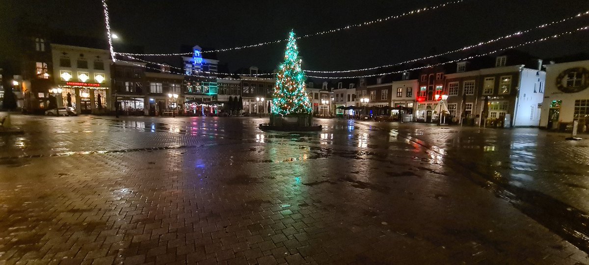 hpijper's tweet photo. Een door de regen uitgestorven #Hof van #Amersfoort maar prachtig verlicht door de #kerstboom. #beteramersfoort https://t.co/6ORrvAA22u