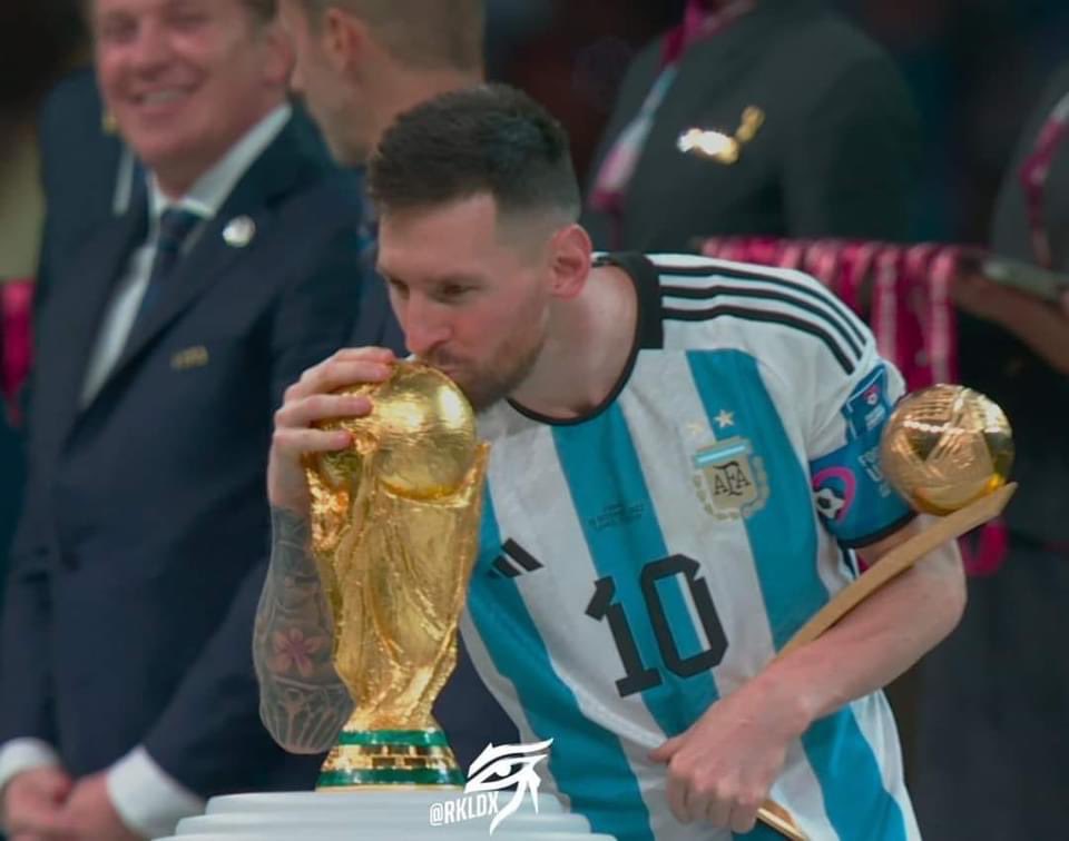 مفارقات عجيبة 
⭕ يُقبلون  بـ كاس العالم ،ويشكلون علينا حينما نُقبل شباك الامام الحسين عليه السلام..
⭕ يبكون على الخسارة في المباراة...ويشكلون علينا عندما نبكي على مصاب سيد الشهداء[ع]
⭕ ينفقون الكثير من الاموال من اجل مباراة...ويشكلون علينا عندما ننفق اموالنا من اجل خدمة الحسين