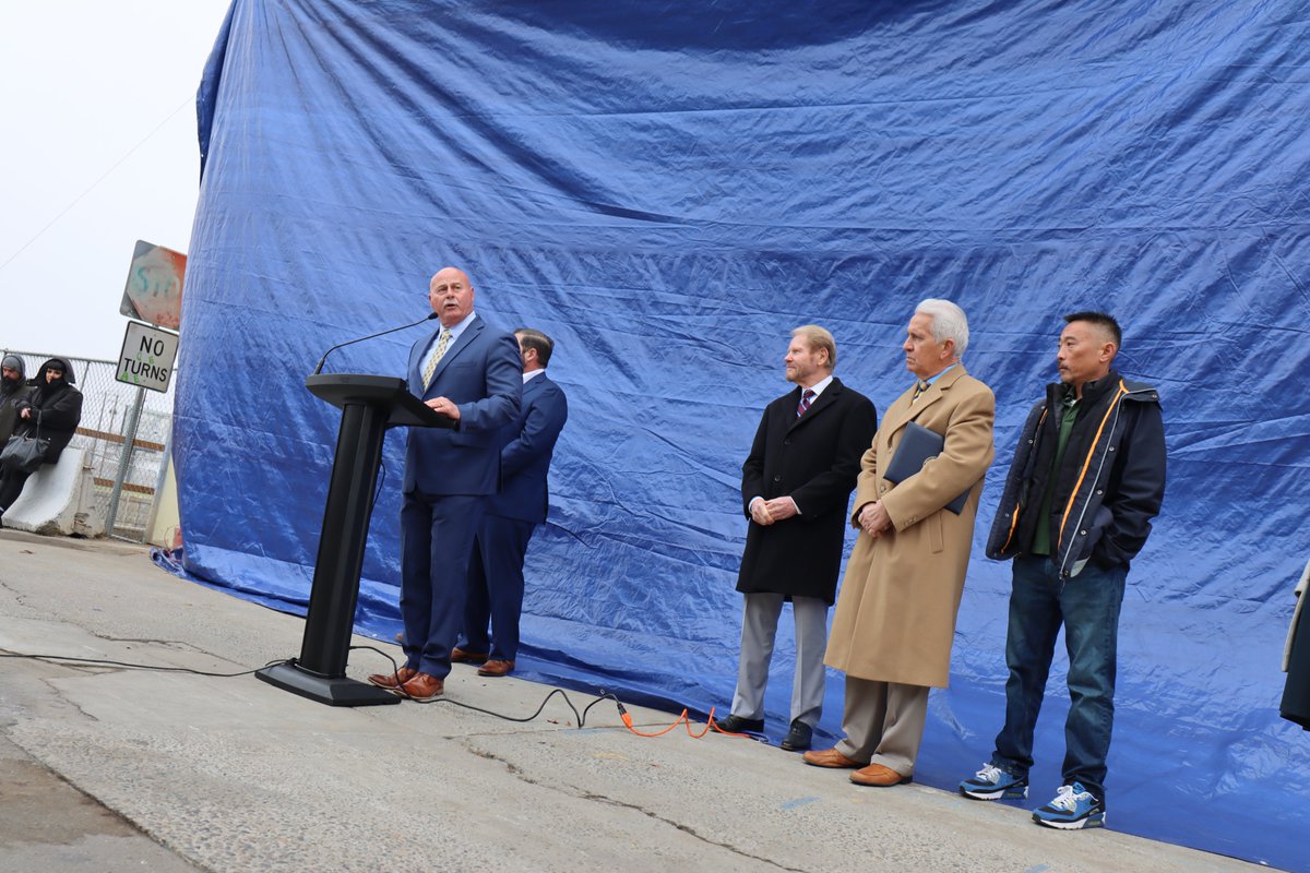 CityofFresno's tweet photo. A beautiful mural was unveiled today in Chinatown!🎨

The mural honors the historical past of #Fresno and the #Chinatown area- while at the same time looks forward to the future of building the nation’s first high-speed rail system. 👏 @CaHSRA https://t.co/2VMU8TXH2l
