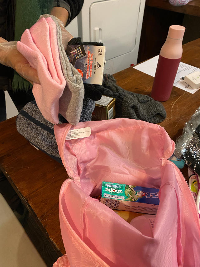 ReadHeadStudio's tweet image. Feeling thankful!  🤗

We spent our afternoon filling backpacks for the Upper Room Mission's annual Blessings in a Backpack campaign. Thank you to the Upper Room Mission for the important work you do supporting people in our community. #HappyHolidays #VernonBC