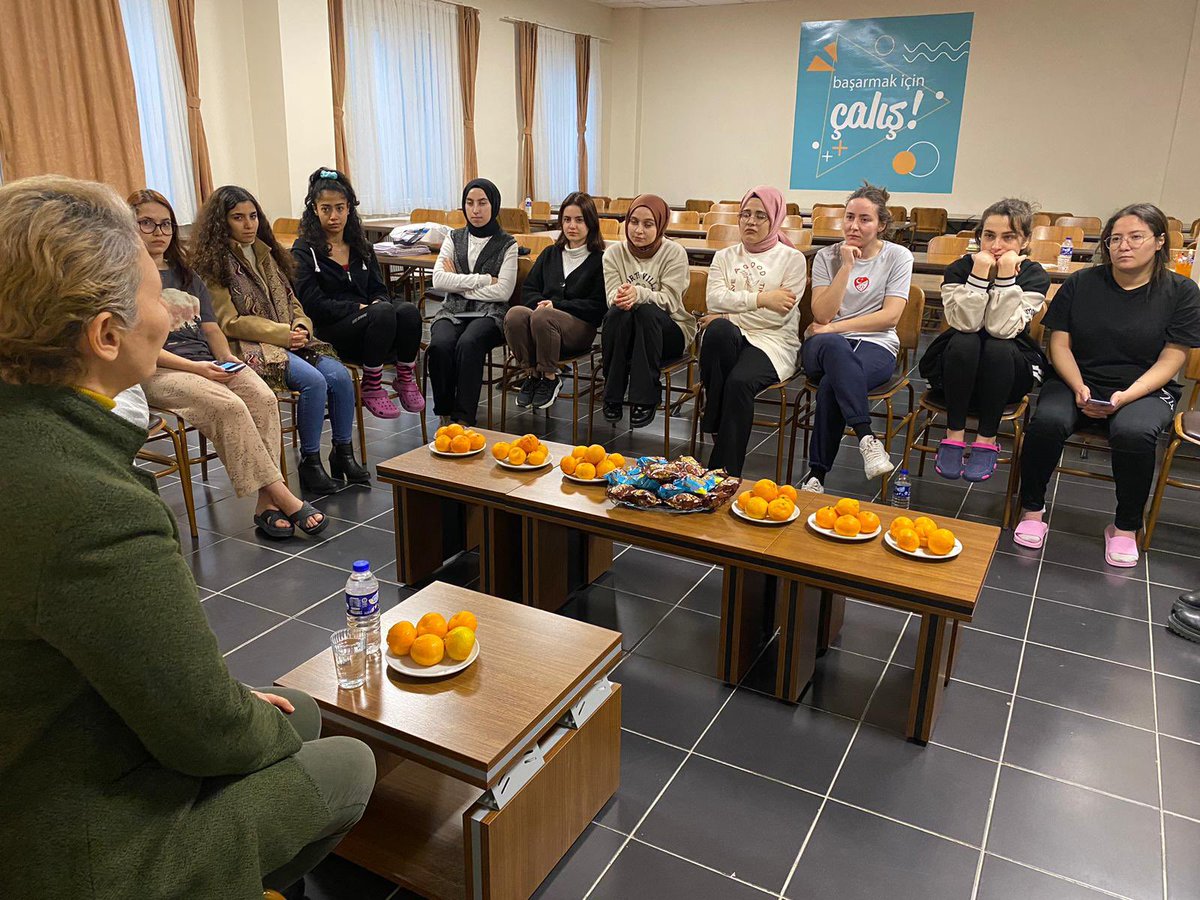KarabukKYGM's tweet photo. 📍Katip Çelebi Yurt Müdürlüğü 
“Okumanın Yaşı Yoktur”diyerek 4.Üniversitesini Okuyan Elif Hanım’ın azmi ve başarısı öğrencilerimize örnek olsun dedik ve onlarla bir araya getirdik.📚✍️ https://t.co/JIVu4hCenr