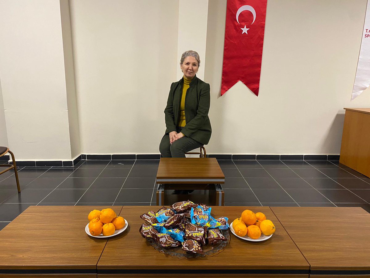 KarabukKYGM's tweet photo. 📍Katip Çelebi Yurt Müdürlüğü 
“Okumanın Yaşı Yoktur”diyerek 4.Üniversitesini Okuyan Elif Hanım’ın azmi ve başarısı öğrencilerimize örnek olsun dedik ve onlarla bir araya getirdik.📚✍️ https://t.co/JIVu4hCenr