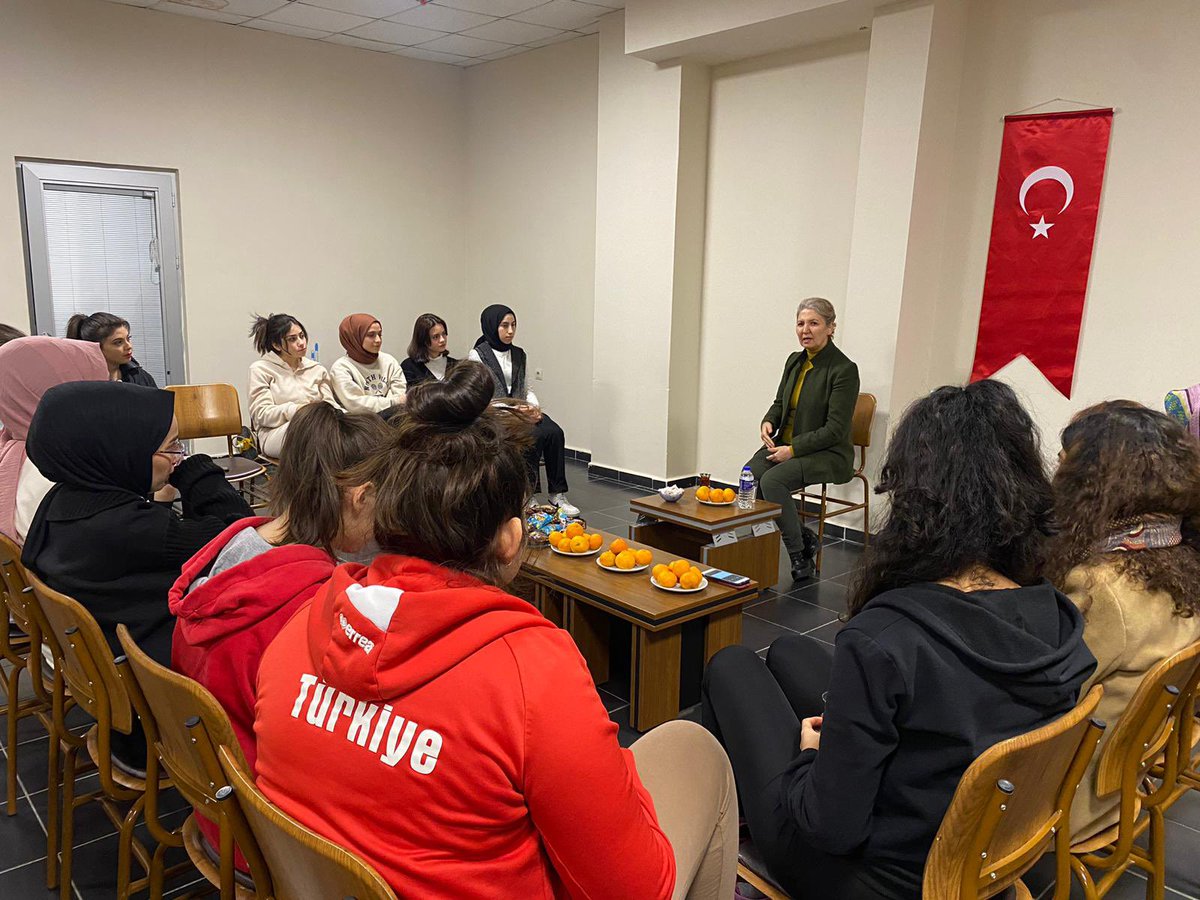 KarabukKYGM's tweet photo. 📍Katip Çelebi Yurt Müdürlüğü 
“Okumanın Yaşı Yoktur”diyerek 4.Üniversitesini Okuyan Elif Hanım’ın azmi ve başarısı öğrencilerimize örnek olsun dedik ve onlarla bir araya getirdik.📚✍️ https://t.co/JIVu4hCenr