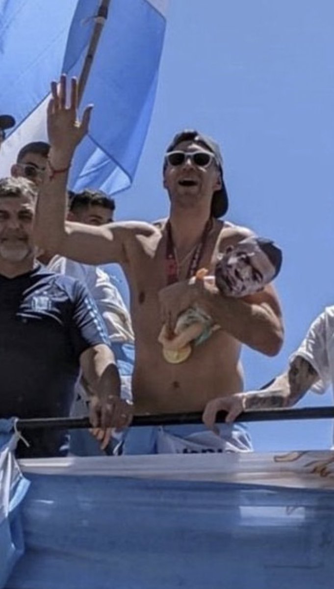 tomametenoch's tweet photo. Que imbecil es este tipo @emimartinezz1 le metió como 8 goles @KMbappe y aún así se burla de él
😂😂😂😂😂😂 pobrecito ardido https://t.co/z3DGJ0GhqS