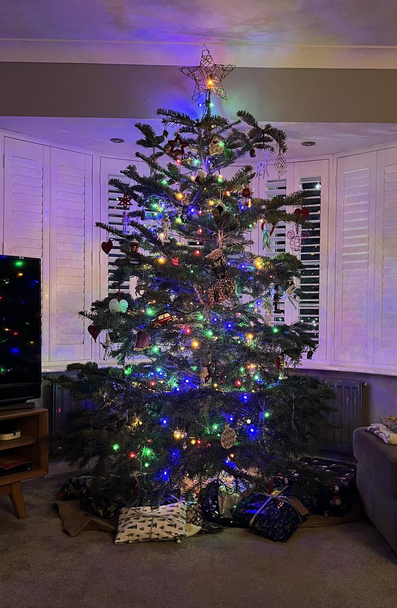 jimmytj's tweet photo. @williamhanson This is our family effort. What do you think? #pickytree Happy Christmas to you both. 🎄🎅🥃 @jordannorth1 #ganddivas @sextedmyboss https://t.co/IjP4xuED8T