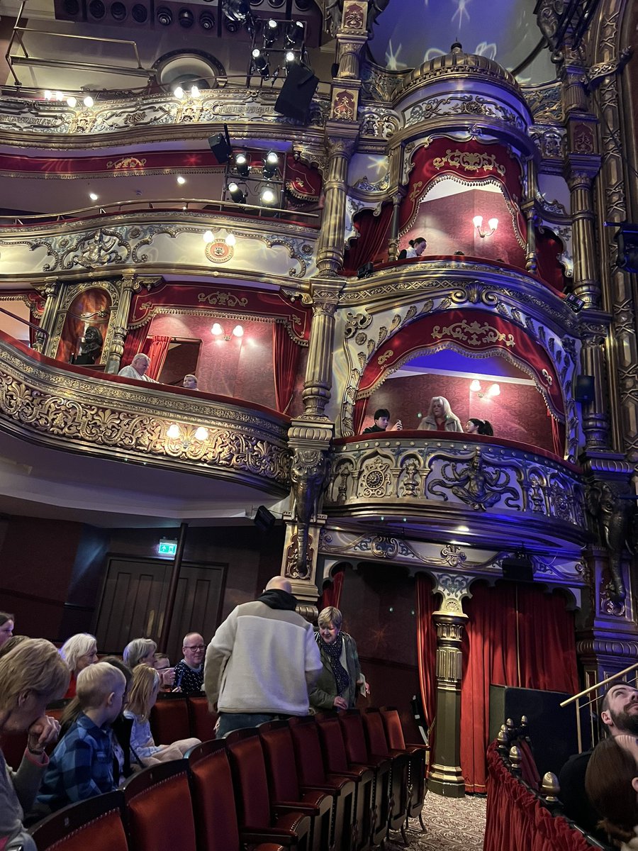 ChrisBooth41's tweet photo. Fabulous Panto at Belfast! Stunning theatre, and terrific atmosphere! Costumes and Scenery were superb, Crossroads really know how to do the best productions! Excellent dancers and super choreography, and the guy playing Buttons was absolutely Brilliant 🤣🤣🤣. #GrandOperaHouse https://t.co/E5hmri5hKG