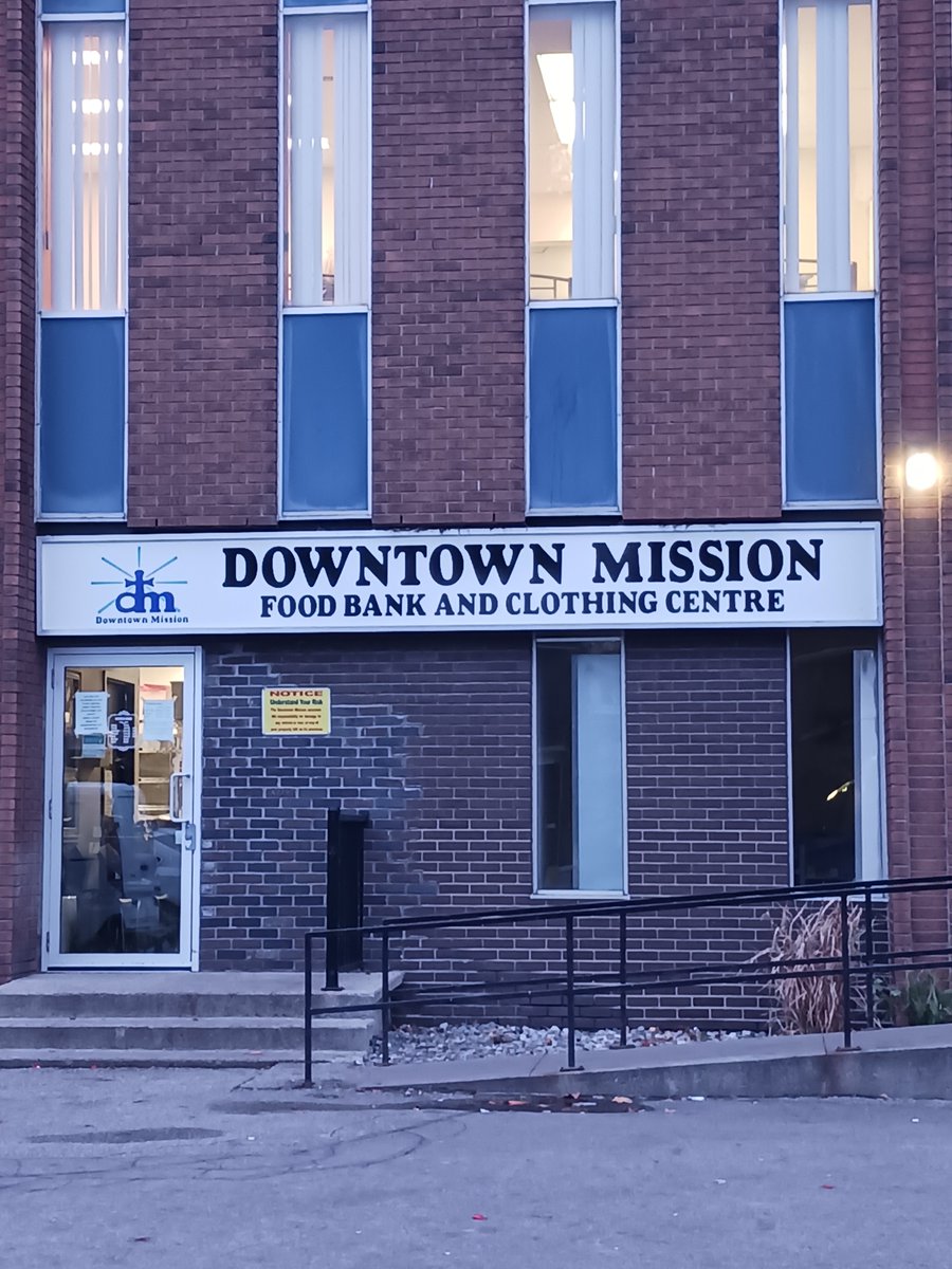 StElizFdn's tweet photo. The team in #YQG is bringing more #HopeAndHappiness to collaborators in their community! In recent days our amazing Foundation #Ambassadors visited @theWYCcommunity, #StreetHelp &amp; @downtownmission to deliver socks, gloves &amp; fleece blankets... as well as some holiday cheer! https://t.co/P6U20ted31
