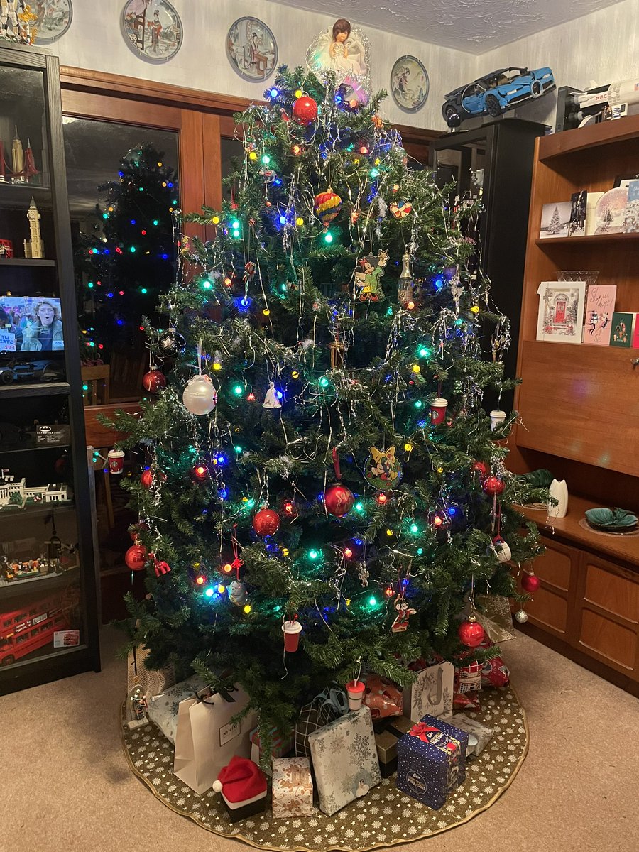 spacysam's tweet photo. My #PickyTree submission for @williamhanson 🎄with the light on and off to show its sparkle ✨ https://t.co/CO9zQxzNN8