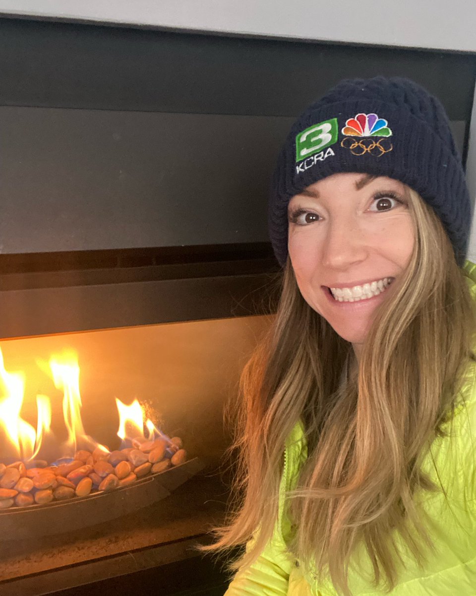 DrStephSteele's tweet photo. Honestly though, props to those of you who endure real winter. It’s 49° outside and you can find me here! #CaliforniaCold #Winter https://t.co/53buIxVtSy