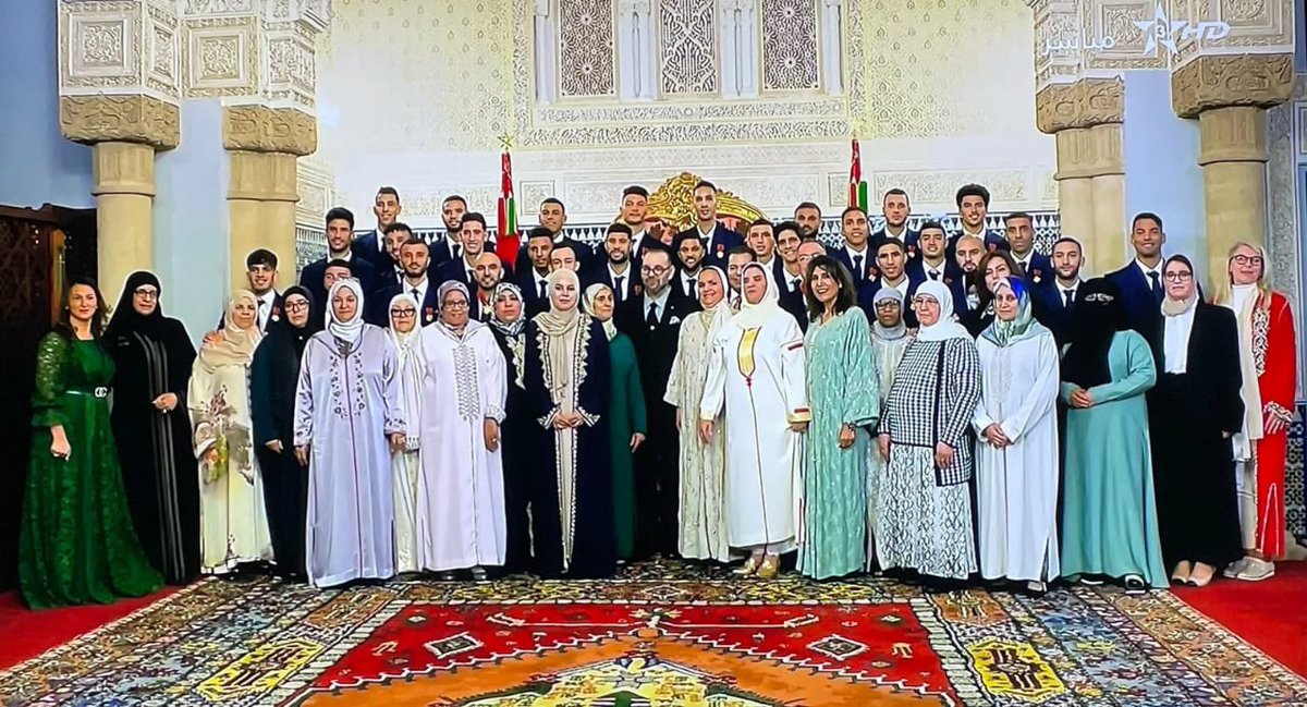 The mothers of the Moroccan 🇲🇦 players were present at the ceremony to honour their sons by King Mohammed VI in Rabat today for finishing fourth at the World Cup. 

Love this. ❤️