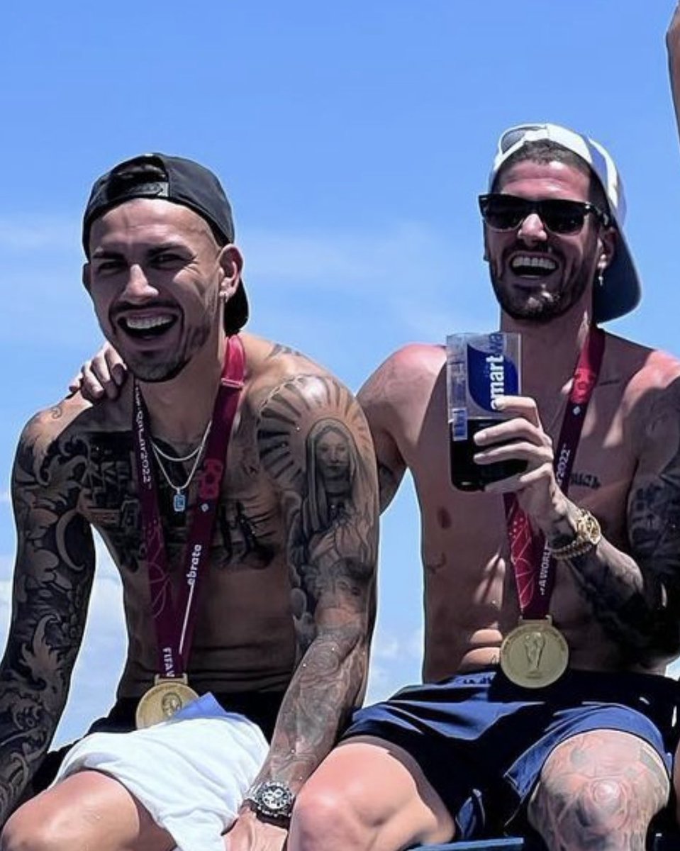 nanygomzzz's tweet photo. Leo Paredes y Rodrigo de Paul, campeones del mundo, multimillonarios, tomando en un pomo picao y tú haciéndote el de la high class con las 30 libras de atraso esa que tiene y sin ni un peso en el bolsillo https://t.co/OUFODobxeE