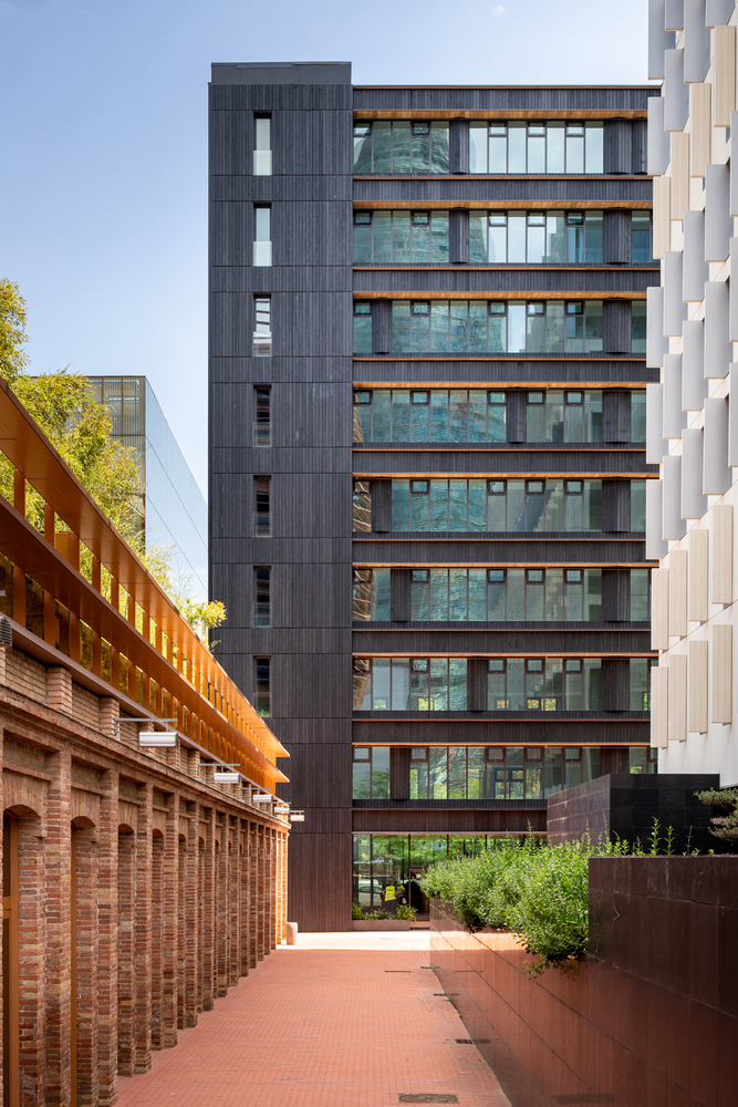 See how this office building makes use of #modern elements in its #architecture. #archilovers  cpix.me/a/160003040