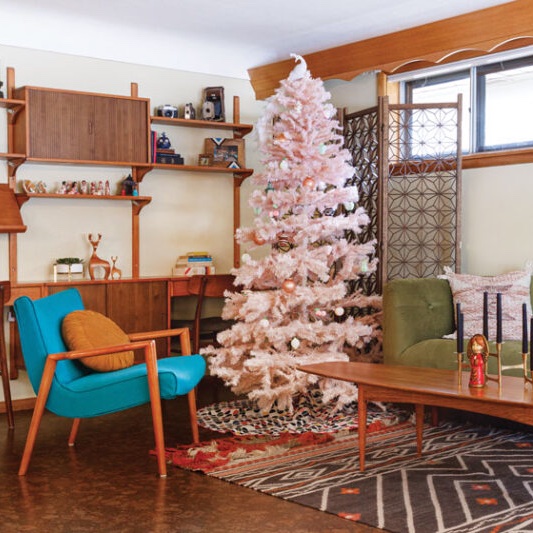 EichlerNetwork's tweet photo. Unique original features and a mix of vintage and new décor make this 1958 MCM home in Idaho sparkle for the holidays—and beyond. Read more from #theatomicranch: https://t.co/uKKUlnMdoQ https://t.co/jzPNHReiuJ