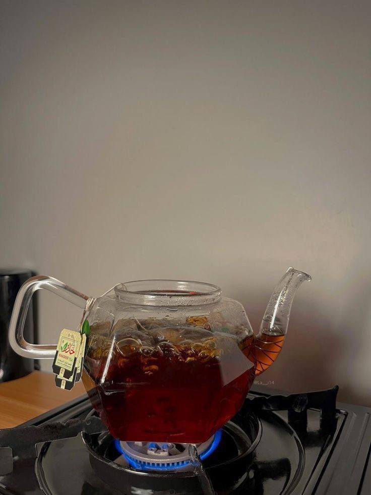 الشاهي اللي خدرته ترفع الراس 
الذ من طعم العنب في غصونه