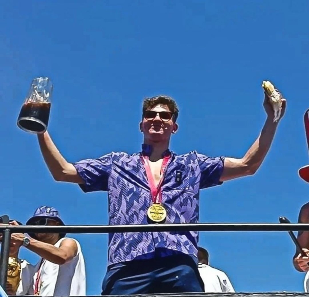 frabigol's tweet image. Fernet y un sanguche de milanesa, Julian representando al pueblo.