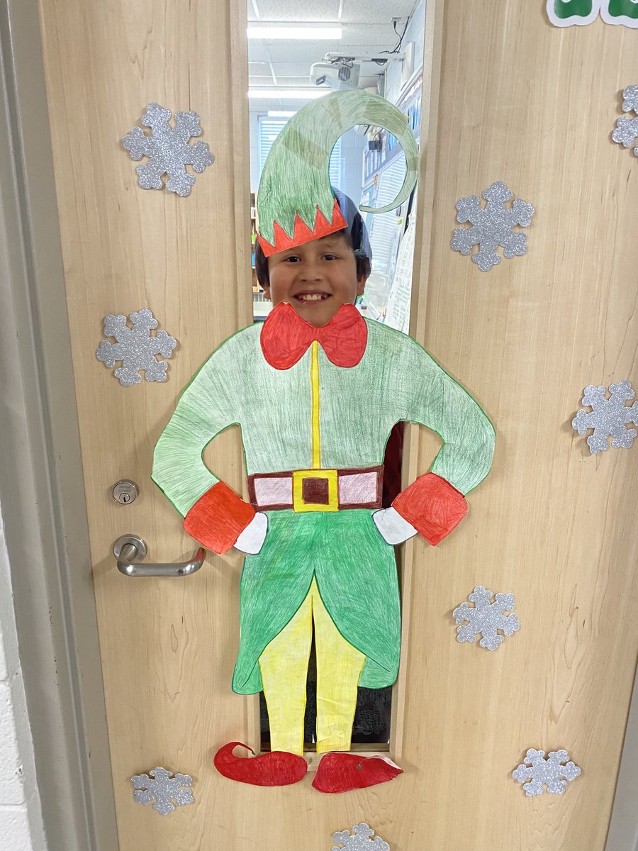 miss_farhat's tweet photo. Taking #Elfies in 5/6 😂😀 🎄 🎅 https://t.co/rNMsyUki57