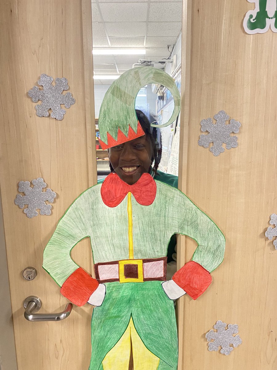 miss_farhat's tweet photo. Taking #Elfies in 5/6 😂😀 🎄 🎅 https://t.co/rNMsyUki57