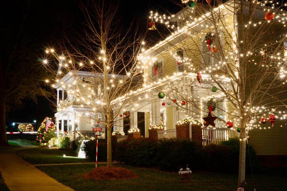 mabrymgmt's tweet photo. Mabry Management loves lighting up the #SouthBayRealEstate market. 💡 Even if you don’t have your dream home this holiday season, next year is just around the corner! There’s no better time to start your search, so call (310) 373-9382 today. 🏡 https://t.co/1pgmvSEz3H