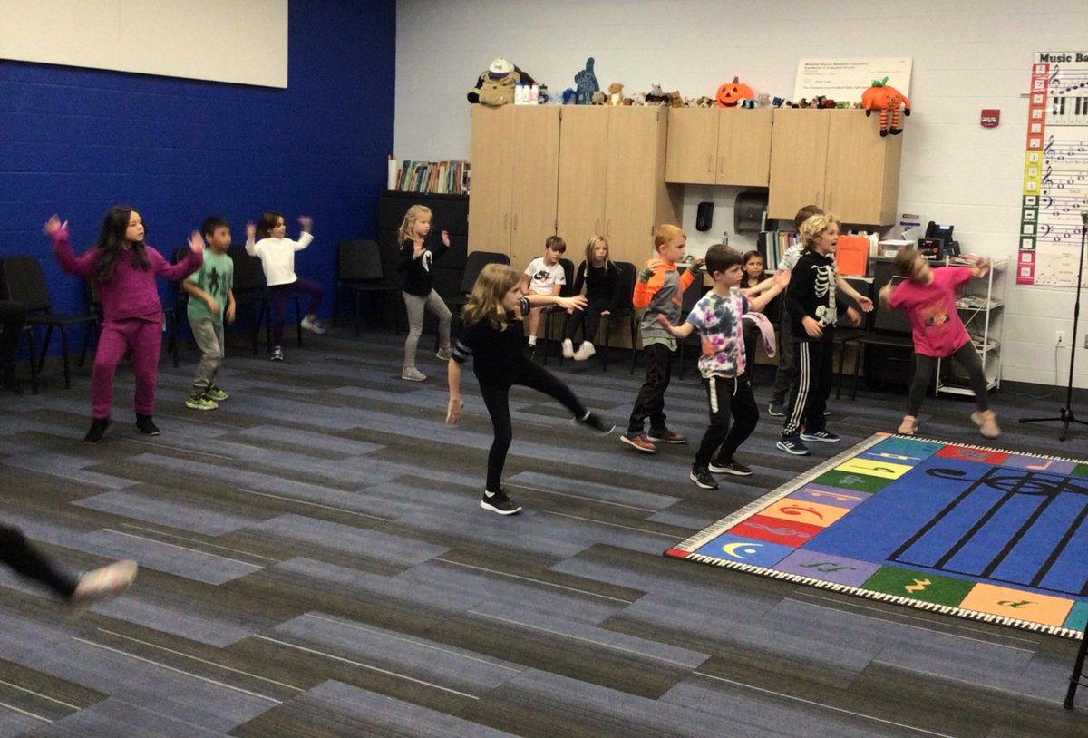 bwsapp94's tweet photo. @theSMSD,@BriarwoodElem,@Bulldogs512,#briarwoodpta,#team512

Briarwood students performing a dance with instrumental music. https://t.co/cygnF7QBqn