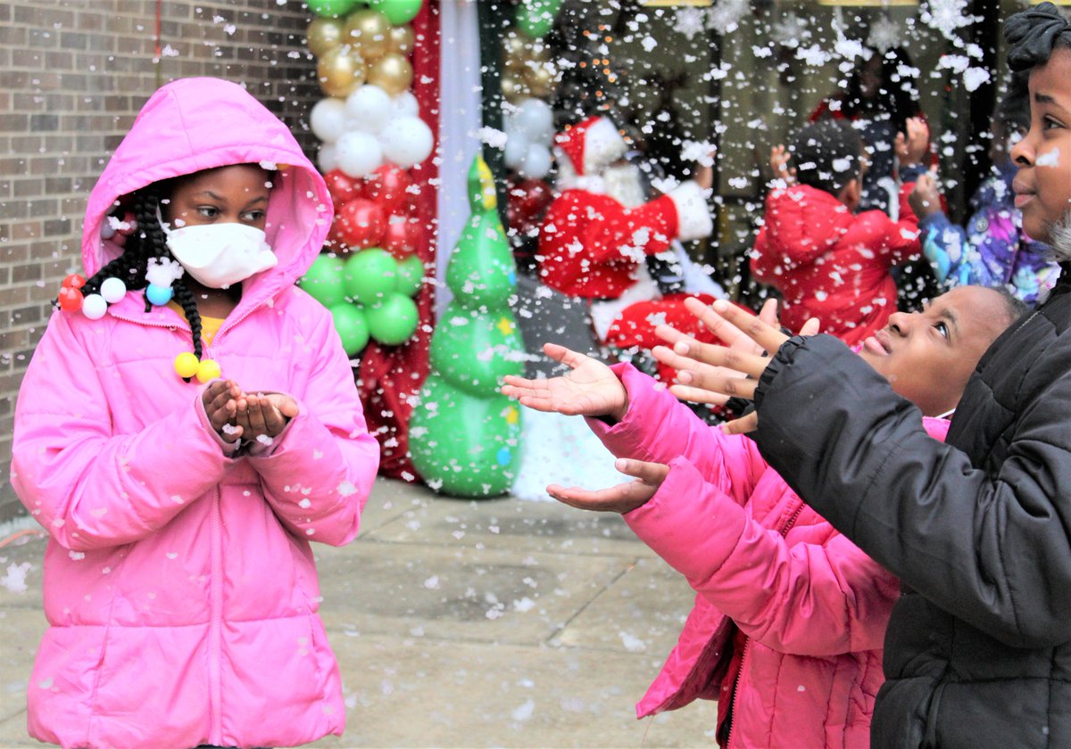 RichlandOne's tweet photo. It snowed at @HyattParkCougar today! Principal Danielle Reilly and her staff created a winter wonderland for students on their last day of school before Winter Break. Shout-out to Richland One Commissioner Dr. Aaron Bishop for being “Santa’s Helper”! #TeamOne #OneTeam https://t.co/ypazbzxKtL
