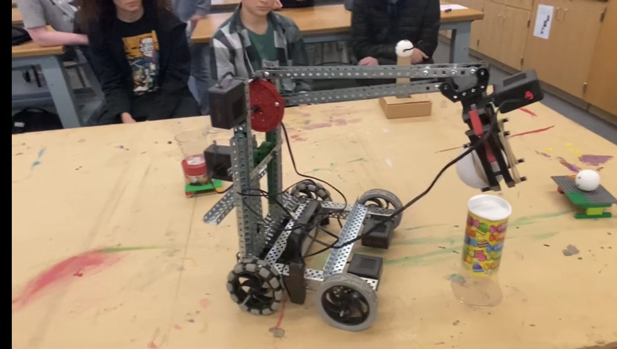 SpartanSOT's tweet photo. Today our members competed to build a snowman fast as possible by using a robot! https://t.co/hwpHfyFLMP