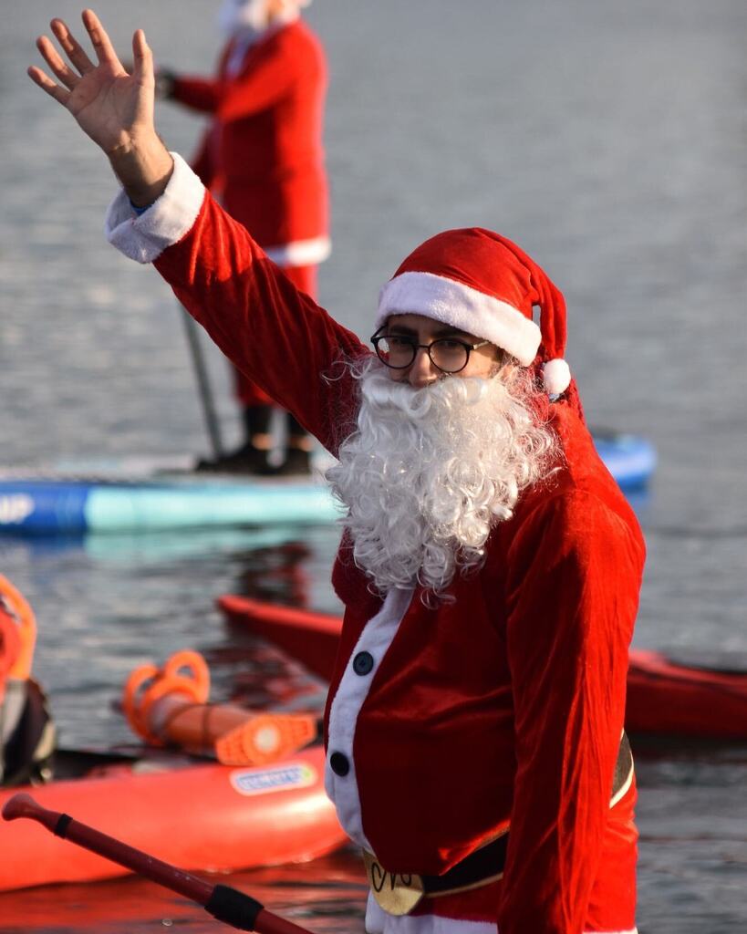 Se è vero che Babbo Natale vien dal mare 🎅🏻 è un bellissimo spettacolo per chi lo osserva dal lungomare è anche vero che è un’esperienza emozionante per chi partecipa a bordo della tavola da sup. 🏄🏻‍♂️
Vedere gli occhi stupiti dei bambini, e vederli gioi… instagr.am/p/CmZzf_3teX0/