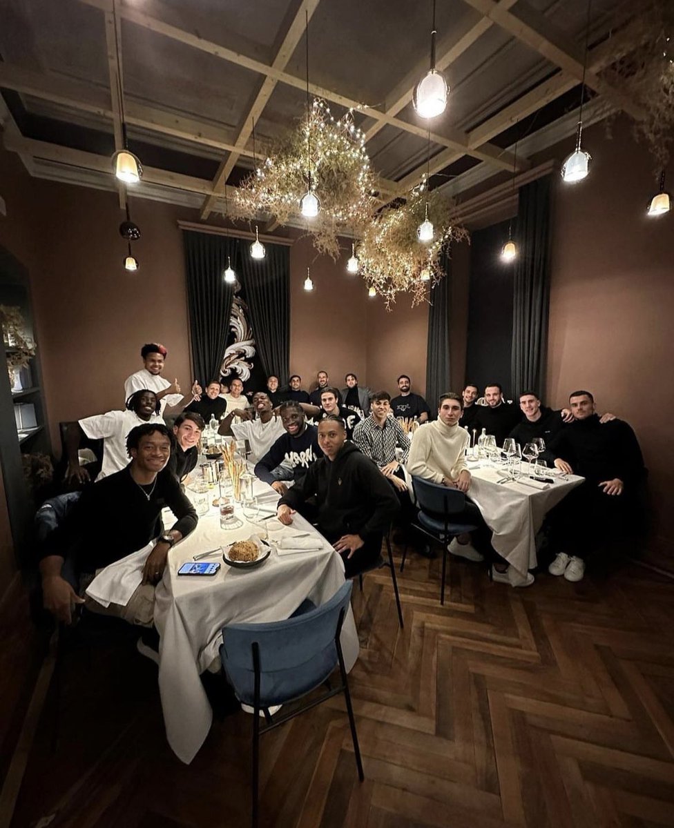 forumJuventus's tweet photo. Christmas dinner 🎄🤍🖤 https://t.co/qn5INSvKU4