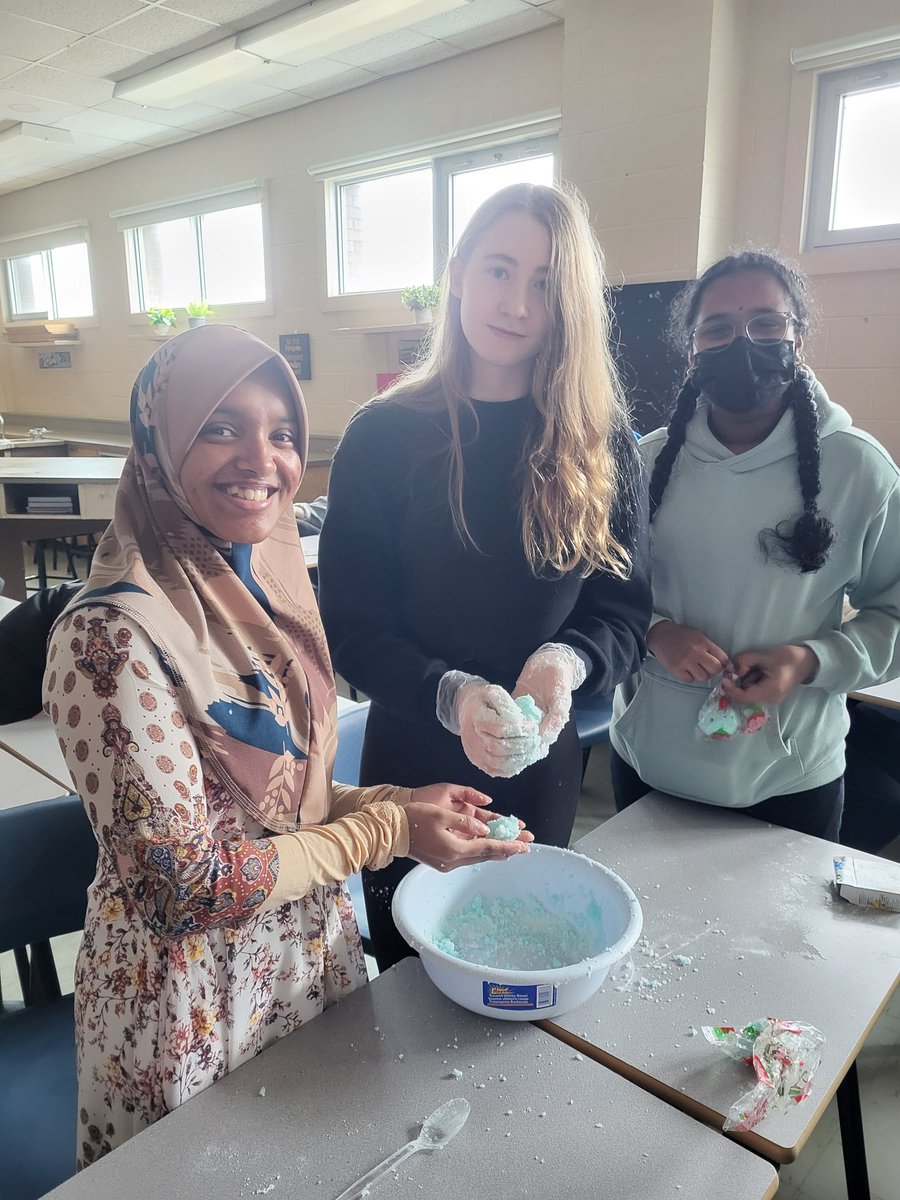 cheswest4161's tweet photo. In @joneillriggs science lab @mdjh, classes are the (bath) bomb...Citric acid...sodium bicarbonate...
coloring...#chemistry...#fizzyfun #STEMeducation https://t.co/78GEY2JfGq