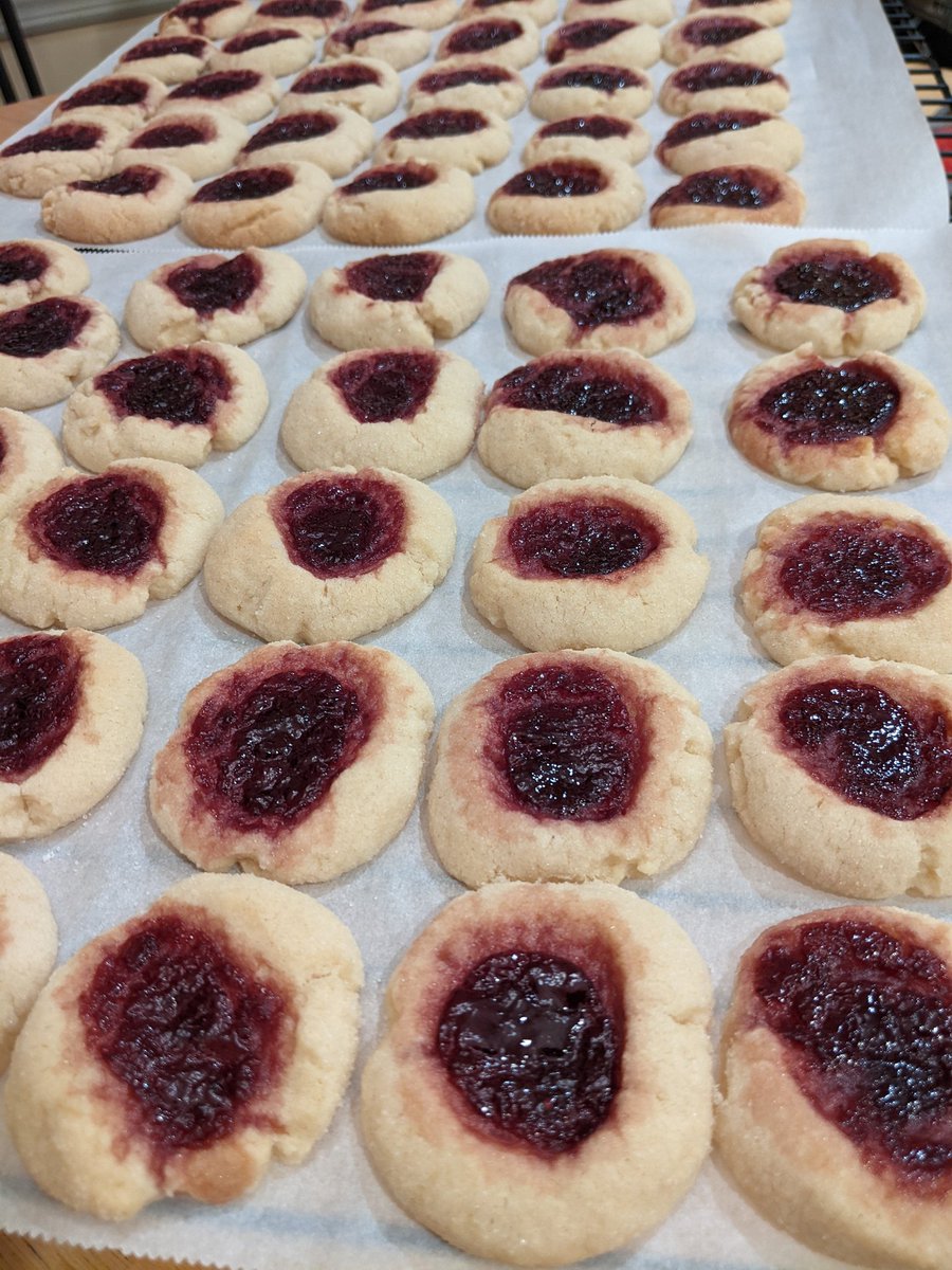Who thinks you can only enjoy your own produce in the summer? The schoolgarden blackberries put on their Christmas best as the jam on these thumbprint cookies. 🎄
Thanks to <a href="/mskellywelsh/">Ms. Kelly Welsh</a> 's idea the teachers (and my loved ones😁) get to enjoy these delicious treats! <a href="/FSDVikings/">Farmingdale School</a>