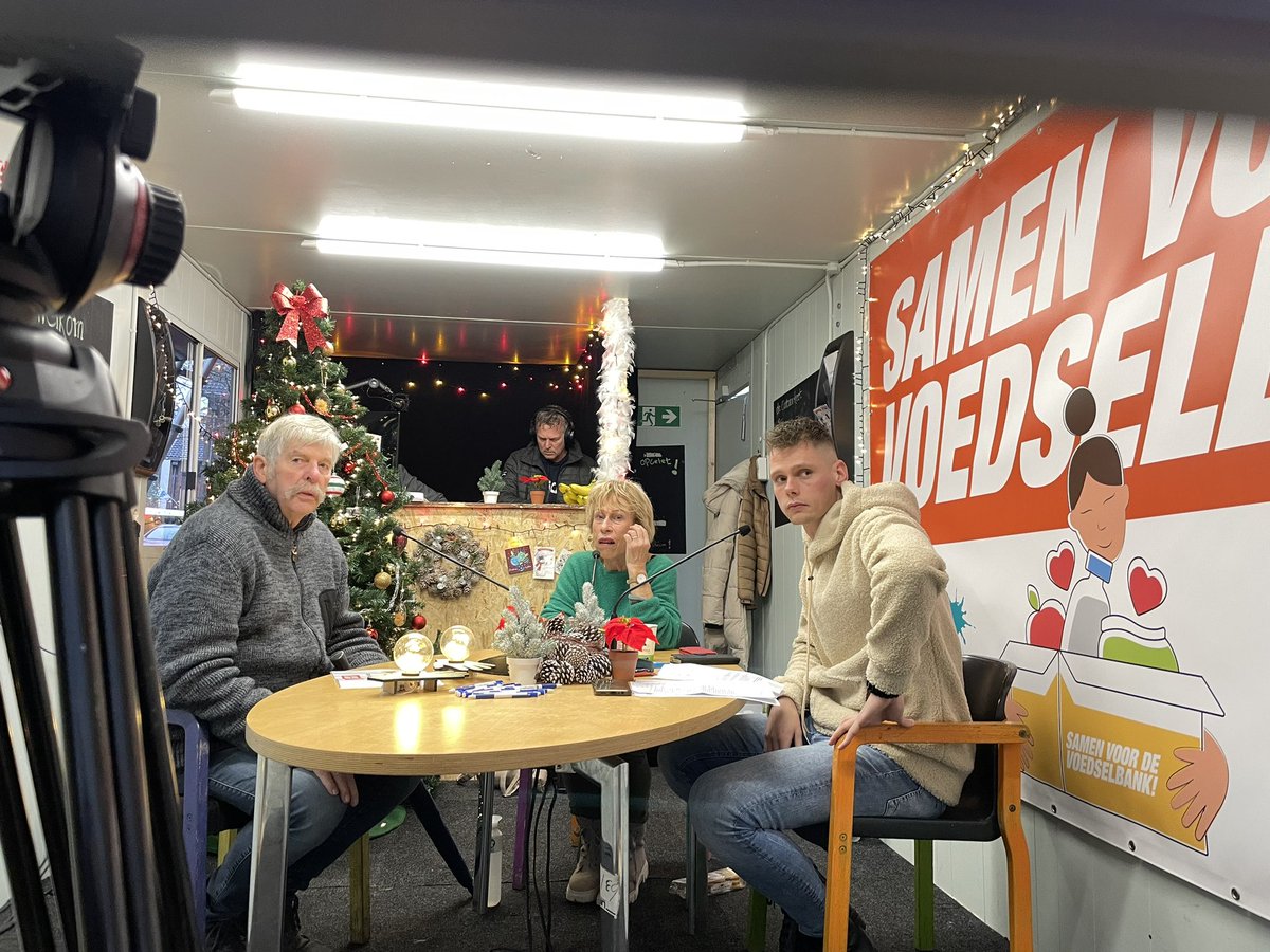 Mooi eerste startmoment voor #glazenhuis voedselbank aktie voor #HartVoorDrenthe door <a href="/TynaarloLokaal/">RTV Tynaarlo</a> op de Brink in #zuidlaren de eerste €400 aangeboden door <a href="/LeefbaarTyn/">Leefbaar Tynaarlo</a> aarlo <a href="/GLTynaarlo/">GroenLinks Tynaarlo</a> @cu_tynaarlo en <a href="/GBTynaarlo/">Gemeentebelangen Tynaarlo</a>