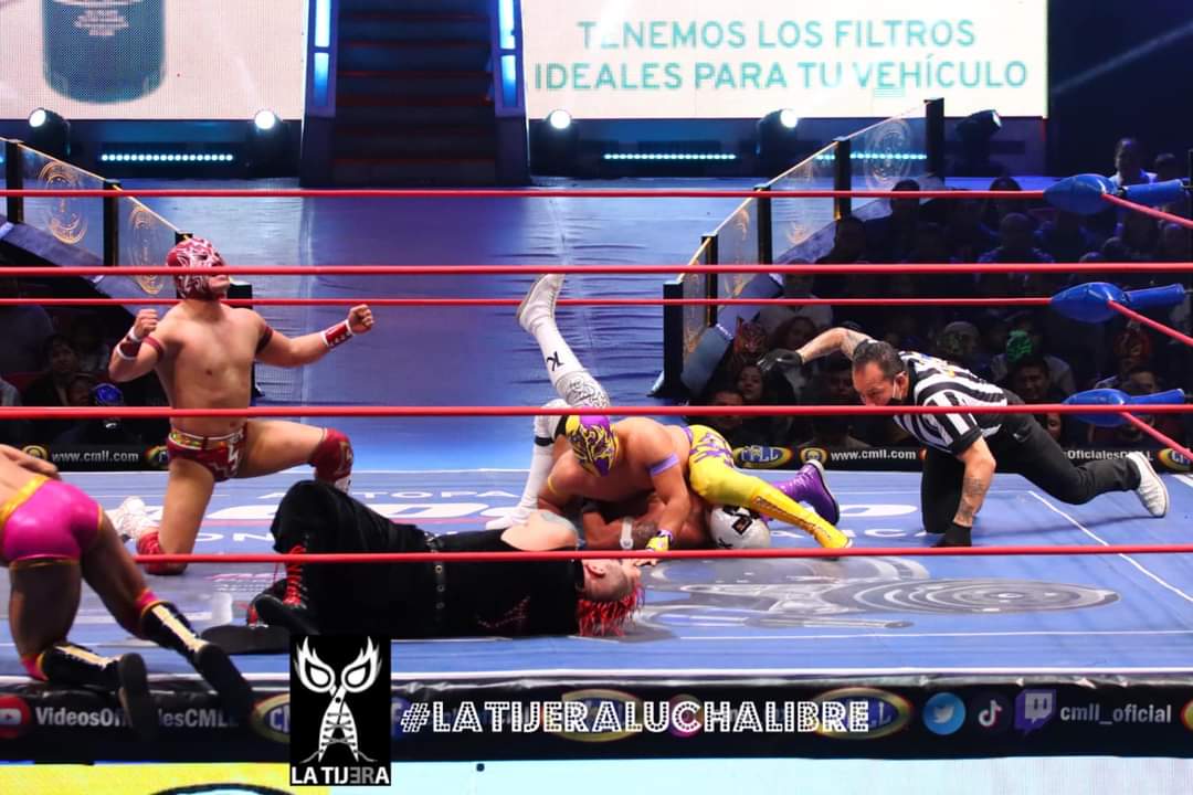 LaTijeraLucha's tweet photo. En un abrir y cerrar el bando técnico #Suicida, #Astral y #Electrico se logra llevar la batalla ante #HermanoKaronteII, #HermanoKaronteI y #Disturbio,quienes dominaron gran parte de cotejo,sin embargo,la espectacularidad del bando técnico fue superior a la recia y rudísima tercia https://t.co/9DpjGiR6yh