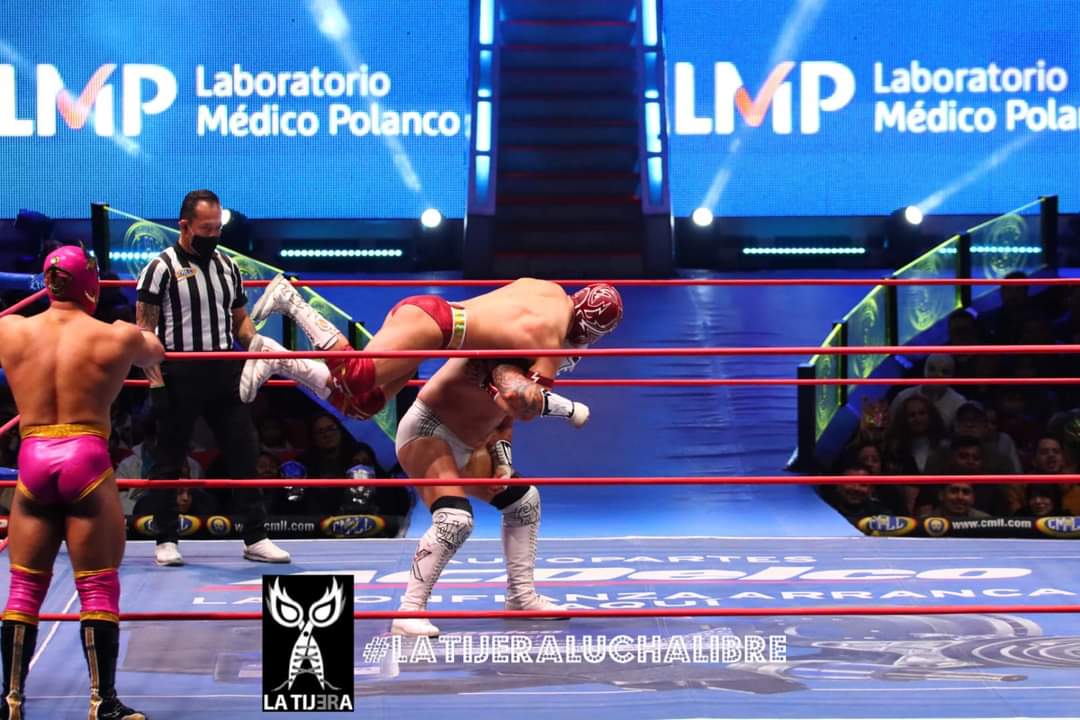 LaTijeraLucha's tweet photo. En un abrir y cerrar el bando técnico #Suicida, #Astral y #Electrico se logra llevar la batalla ante #HermanoKaronteII, #HermanoKaronteI y #Disturbio,quienes dominaron gran parte de cotejo,sin embargo,la espectacularidad del bando técnico fue superior a la recia y rudísima tercia https://t.co/9DpjGiR6yh