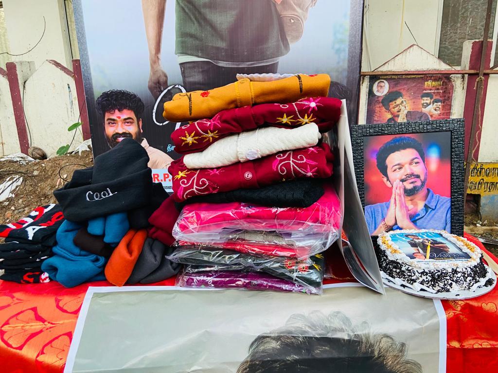 omr_ravi's tweet photo. தளபதி விஜய் அண்ணா அவர்களின் வாரிசு திரைப்படத்தின் ஆராரிராகங்கல் கேக்குதாம்மா பாடல்    பட்டிதொட்டிஎங்கும் பட்டையகிளப்பும் வேளையில்சென்னை புறநகர்மாவட்ட தலைமை/மாவட்ட இளைஞரணி சார்பாக  பணிகாலம் என்பதால் துப்புராவு பணியாளர்களுக்கு. சொட்டா்மற்றும் குல்லா கொடுத்து  கொண்டாட்டம் 
 வாரிசு https://t.co/EwiAILsoCF