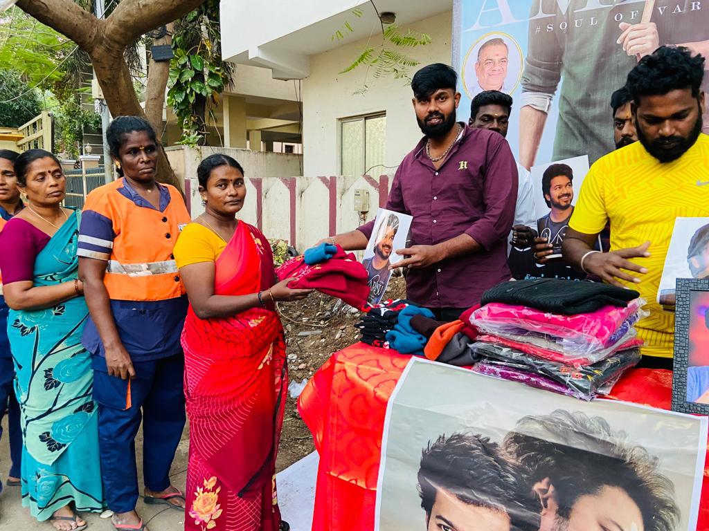 omr_ravi's tweet photo. தளபதி விஜய் அண்ணா அவர்களின் வாரிசு திரைப்படத்தின் ஆராரிராகங்கல் கேக்குதாம்மா பாடல்    பட்டிதொட்டிஎங்கும் பட்டையகிளப்பும் வேளையில்சென்னை புறநகர்மாவட்ட தலைமை/மாவட்ட இளைஞரணி சார்பாக  பணிகாலம் என்பதால் துப்புராவு பணியாளர்களுக்கு. சொட்டா்மற்றும் குல்லா கொடுத்து  கொண்டாட்டம் 
 வாரிசு https://t.co/EwiAILsoCF