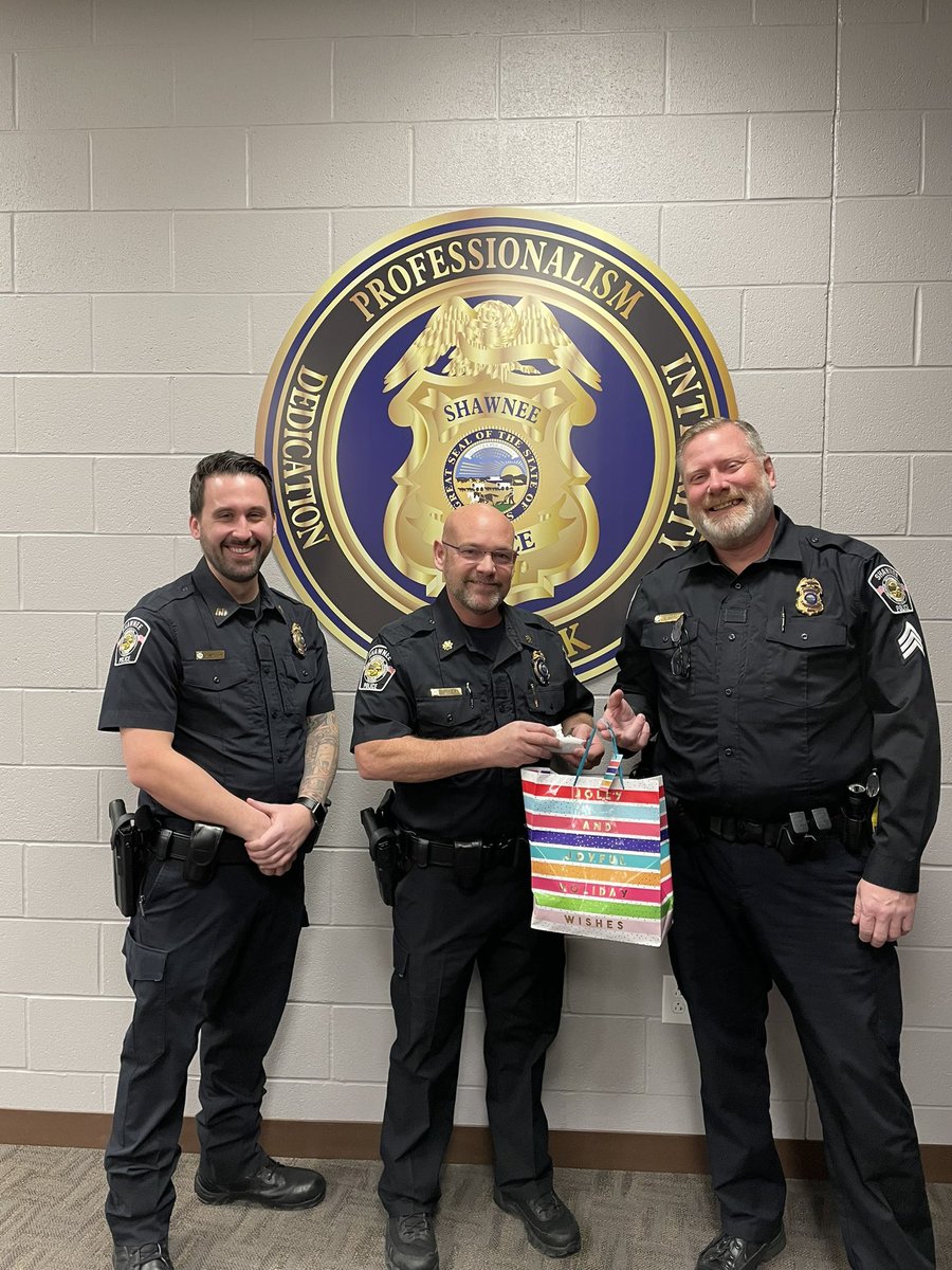 HGmrslong's tweet photo. Students @HockerGroveMS “wrapped” up 1st semester, decorating chocolate treats for first responders. Thank you “snow” much for keeping our community safe. @theSMSD #OneShawneeMission #OneHG https://t.co/9Aquyx6lOH