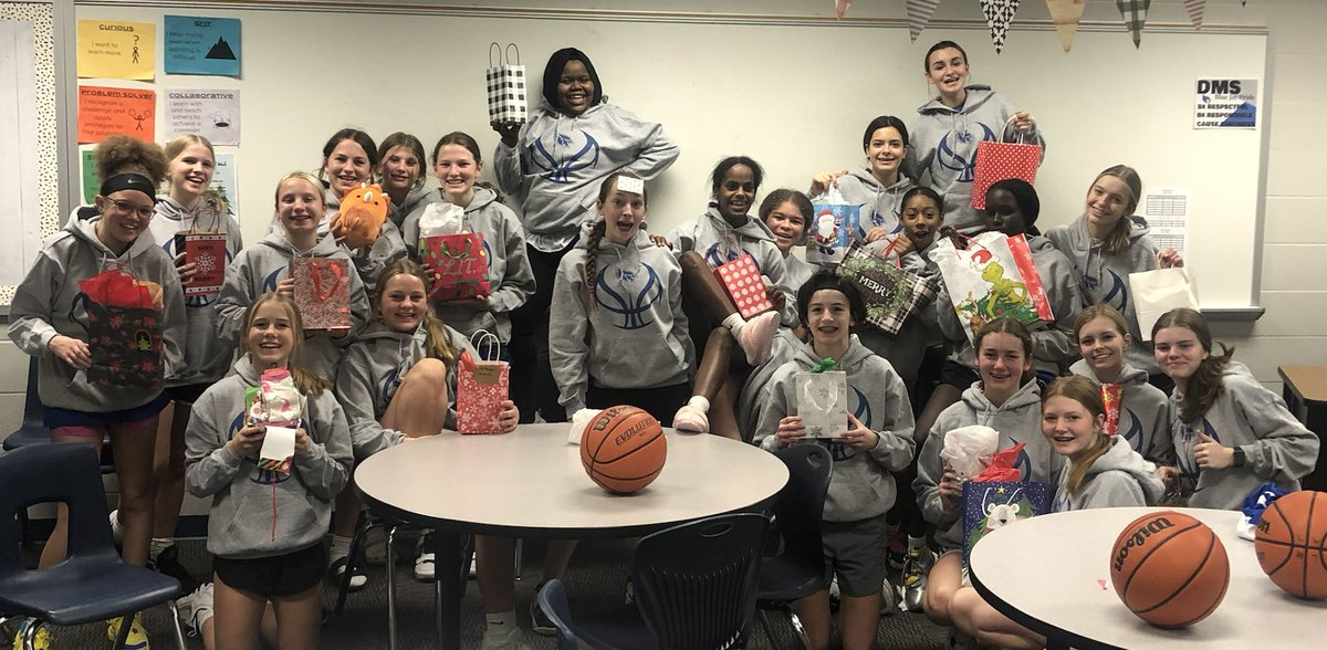 DMSJAYSHOOPS's tweet photo. The girls and guys joined forces today for a fun last practice of 2022 and Secret Santa gift exchange.  What a fun group of young ladies! https://t.co/1VUYUZDrD4