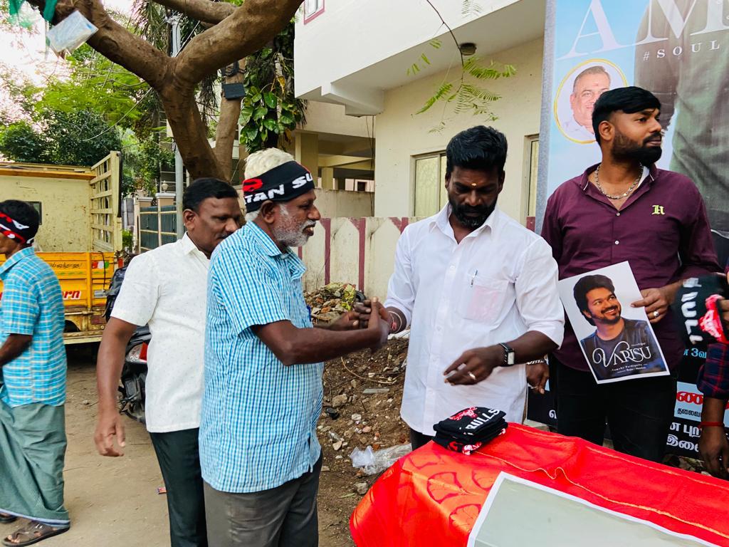 omr_ravi's tweet photo. தளபதி விஜய் அண்ணா அவர்களின் வாரிசு திரைப்படத்தின் ஆராரி ராகங்கல் கேக்குதாம்மா  பாடல்  
 பட்டி தொட்டி எங்கும் பட்டைய கிளப்பும்வேளையில் சென்னைபுறநகர் மாவட்ட தலைமை   மாவட்டம் இளைஞரணிசார்பாக  பணிகாலம்என்பதால் துப்புராவு பணியாளர்களுக்கு.  குல்லாகொடுத்து  கொண்டாட்டம் 
 வாரிசு. https://t.co/pUrvBAHtrJ