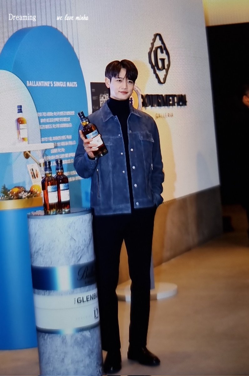 dreaming1209's tweet photo. 221221 눈길뚫고 민호 등장🥃 https://t.co/C2Z0Sv5EXY