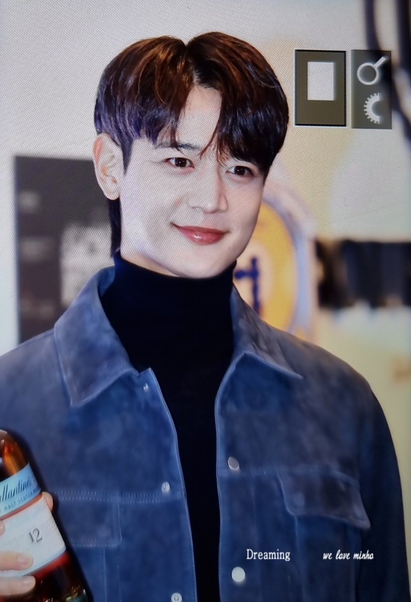 dreaming1209's tweet photo. 221221 눈길뚫고 민호 등장🥃 https://t.co/C2Z0Sv5EXY