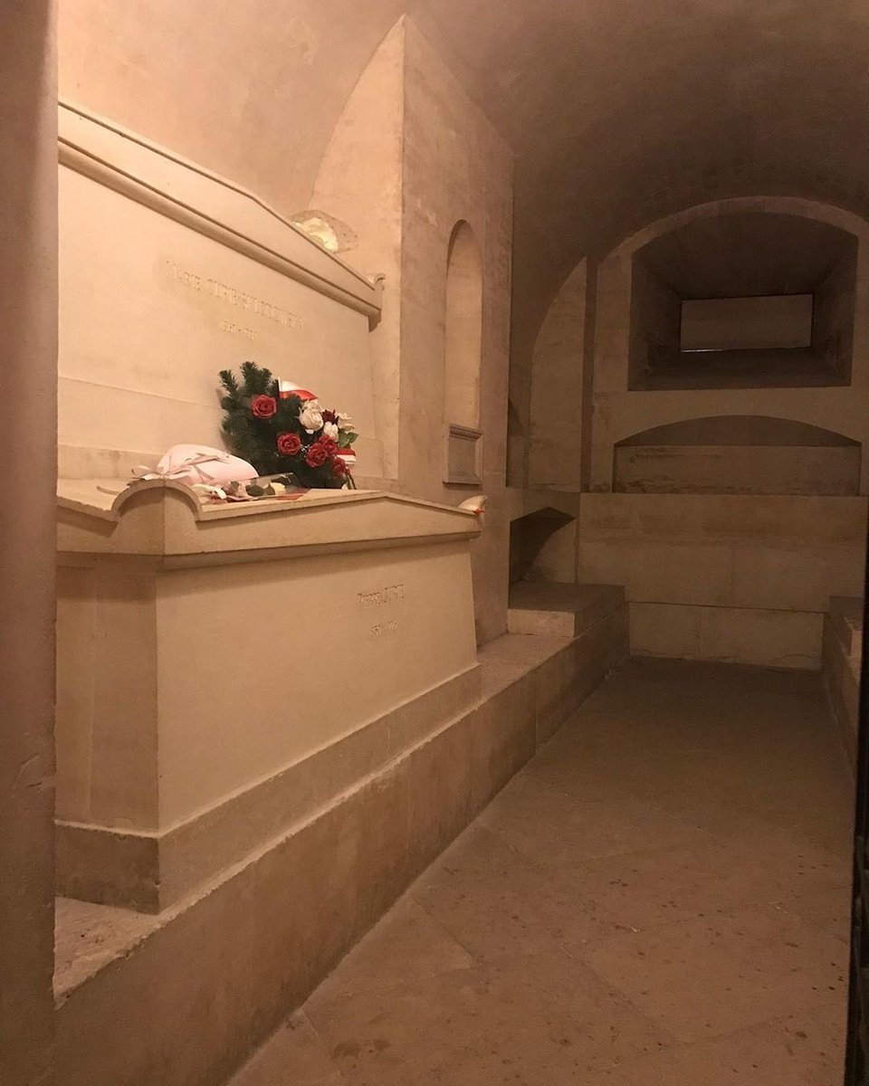 Túmulo da química Marie Curie no Panteão de Paris. O túmulo é revestido por três centímetros de chumbo para proteger o público da radiação, pois os restos mortais da cientista são radioativos até hoje.