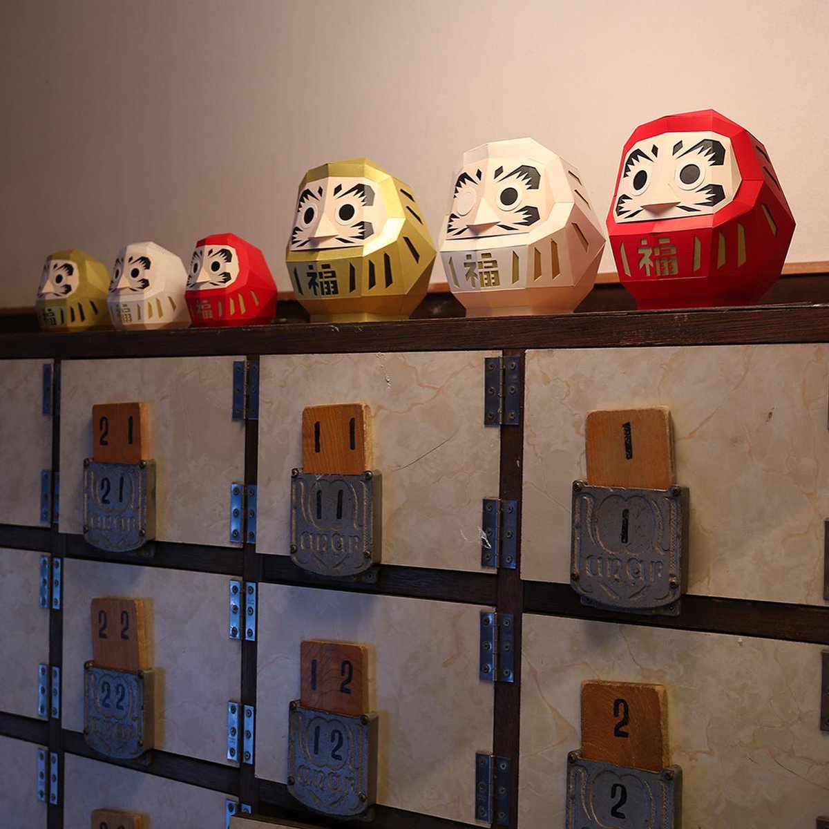 bog_craft's tweet photo. ⁡KAKUKAKU DARUMAシリーズ
⁡
来年のお正月は是非、KAKUKAKU DARUMAシリーズを飾ってお迎えください。
⁡
目入れもパーツを外すだけでできちゃいます！
⁡
お好きな商品をお選びいただき、組み立てはもちろん、インテリアとしてお楽しみください。

#bogcraft #kakukaku #daruma #達磨 https://t.co/VeFecWR7YT