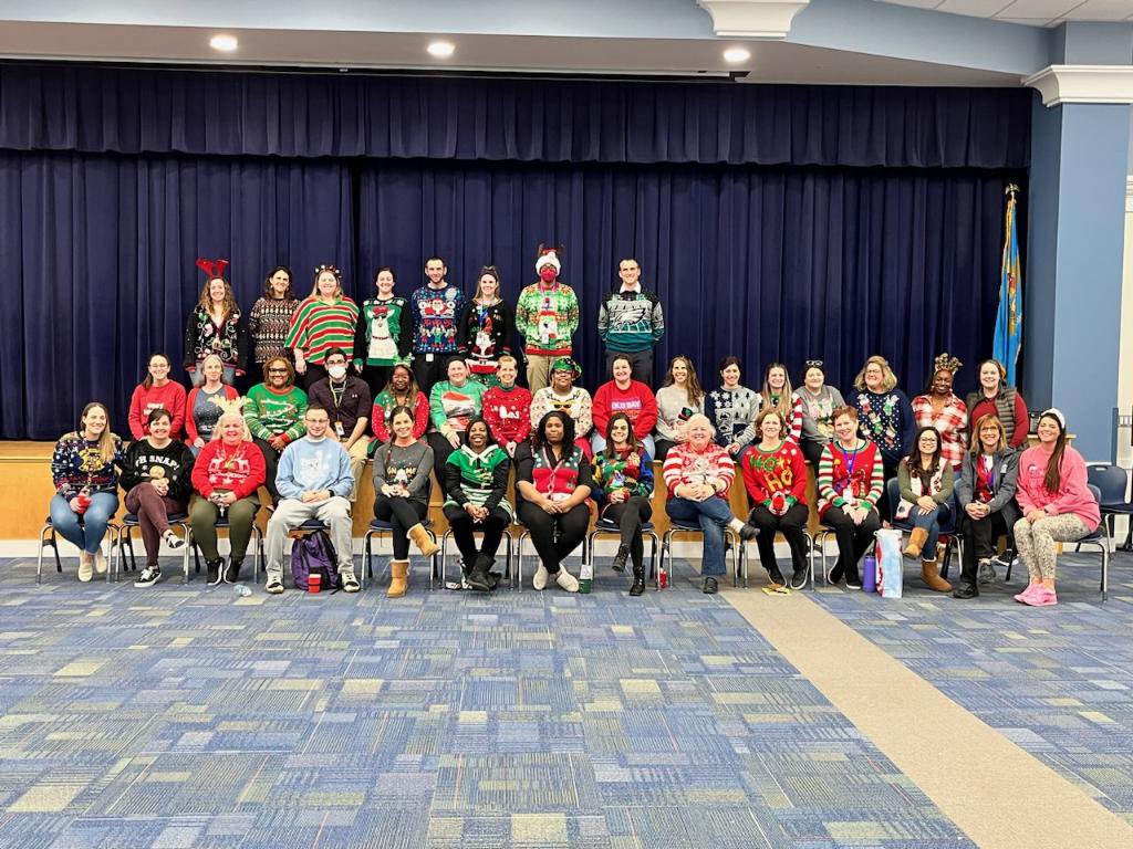 CLIFTON_MPE_AP's tweet photo. I work with the most incredible group of colleagues! Happy Holidays from our MPE family to yours! Enjoy your break &amp; we will see you all back in 2023! 🎉🥰🐲💚 @BSDk12  #weareMPE #beststaffaroud #proud #dragonpride https://t.co/m8mjBtTWK5